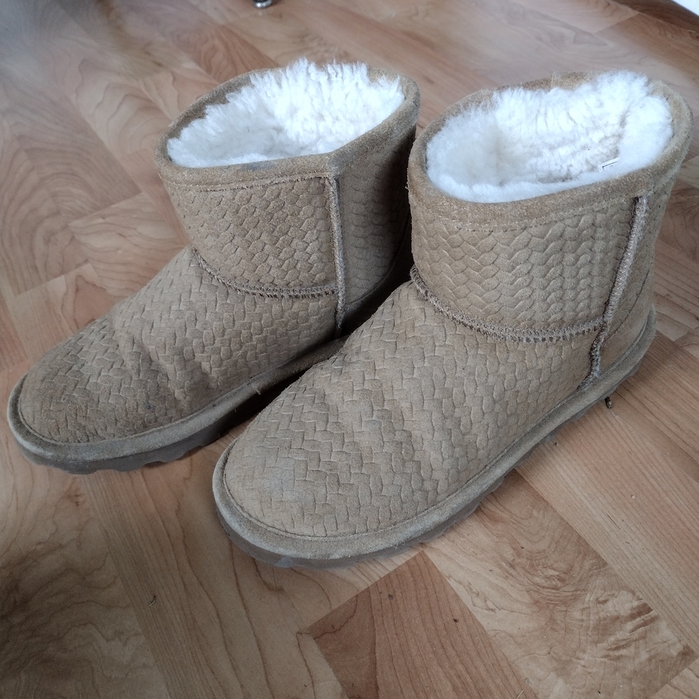 BearPaw Tan Winter Boots with White Lining